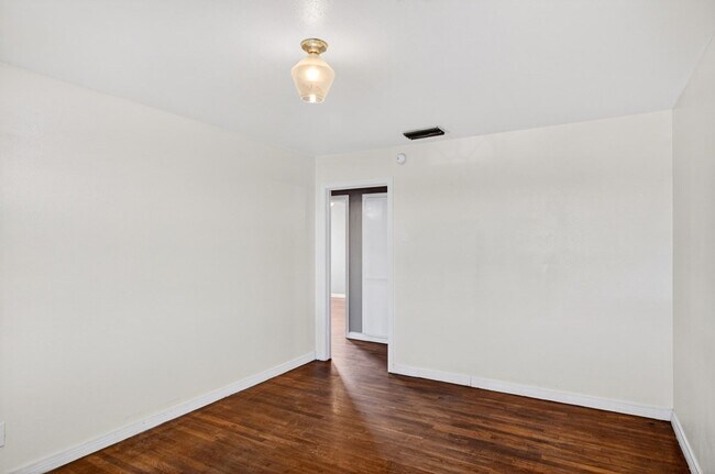 Building Photo - 2011 W 16th St