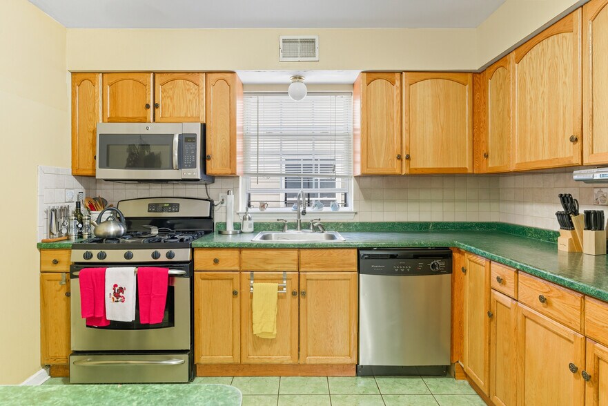 Kitchen - 283 Orange St