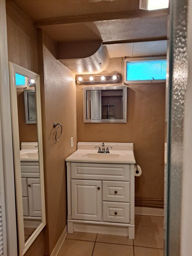 Building Photo - ALL PROSPECTIVE TENANTS MUST SUBMIT A $58 ...