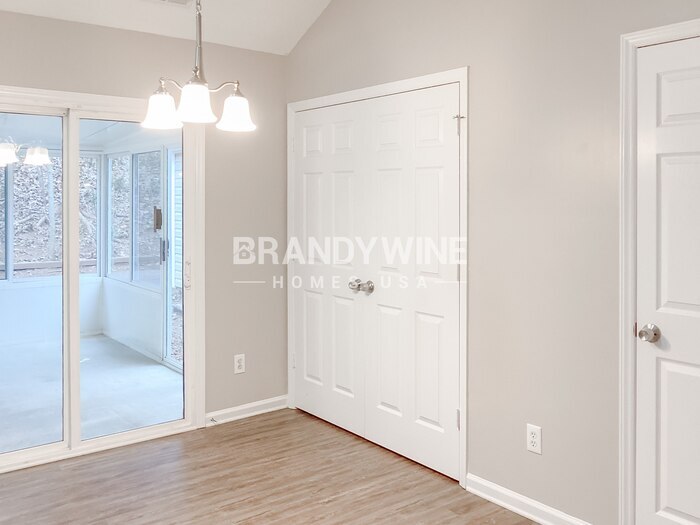 Building Photo - 2218 Pleasant Dale Dr