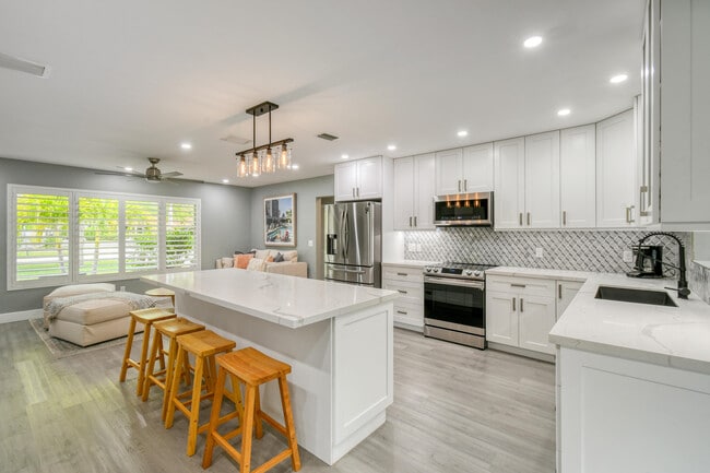 Building Photo - 400 Tequesta Dr