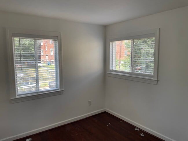 Building Photo - 2bd/1ba garden apartment; 706 sq.ft. $1300...