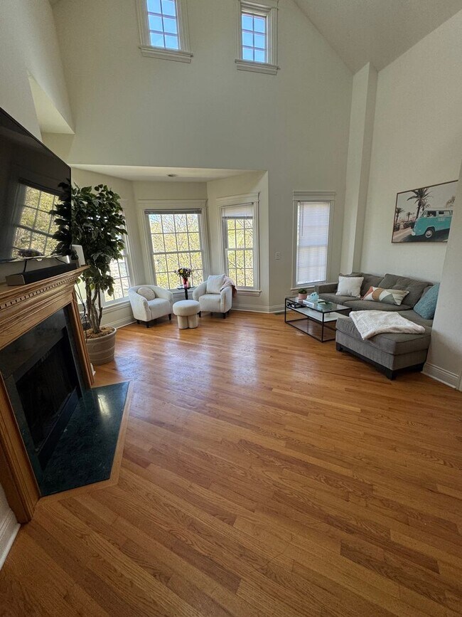 Building Photo - 4 Bedroom, 3 Bathroom Impressive Lincoln P...