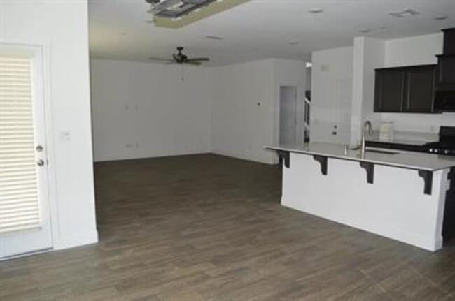 Building Photo - 2447 Quesada Dr