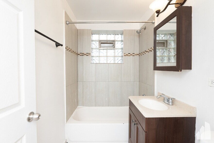 Building Photo - 4449 N Hamlin Ave