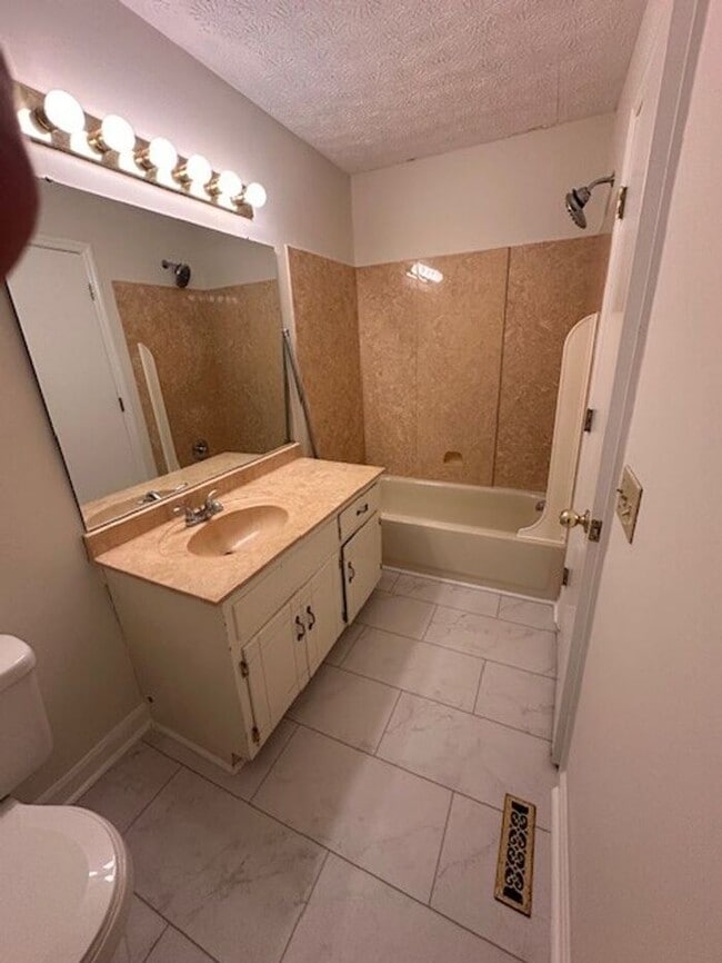 Building Photo - Spacious Townhouse in Woodlawn Area