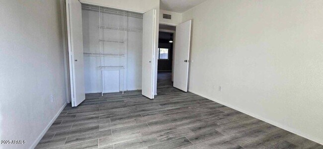 Building Photo - 2132 E Oxford Dr