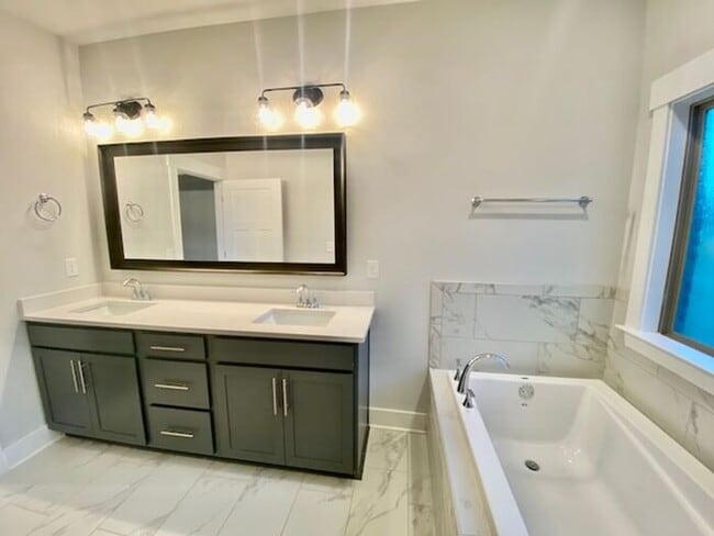 Building Photo - Great location in Athens