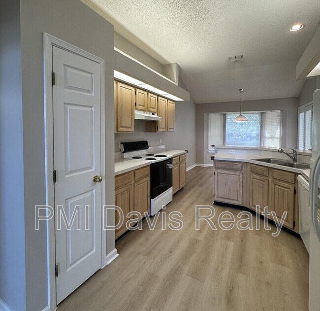 Building Photo - 9092 Camshire Dr
