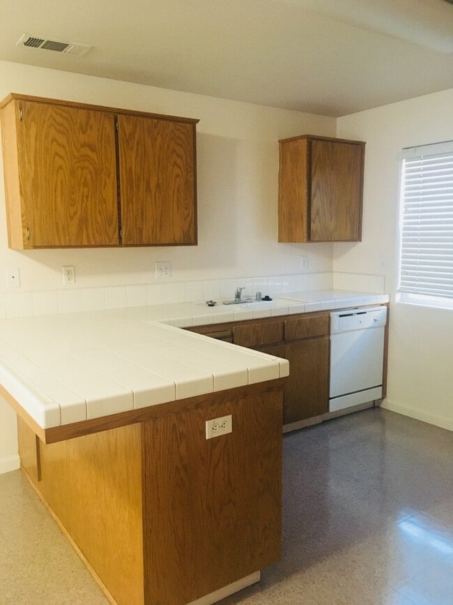 Building Photo - Spacious Apartment!!!