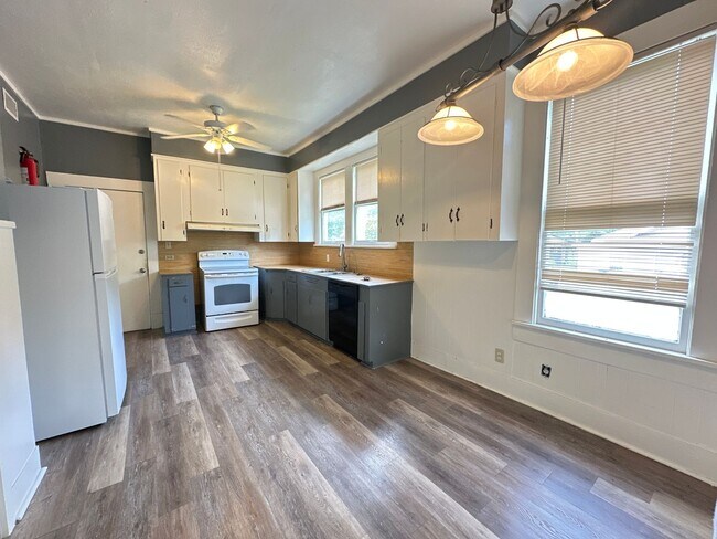 Building Photo - CUTE Downstairs Highland Unit