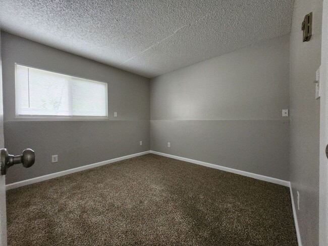 Building Photo - 2922 Straus Ln