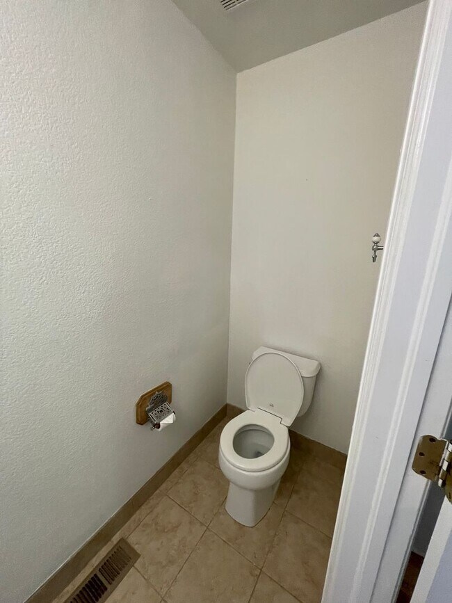 Building Photo - Spacious and Bright with a GREAT YARD,4bd/3.5 ba Home in Northglenn, Near Parks, New Paint and Ca...