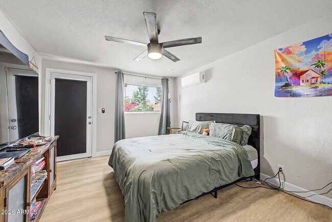 Building Photo - 2208 W San Miguel Ave