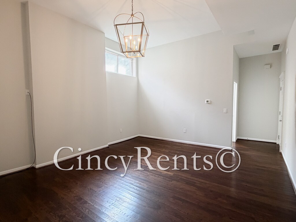 Building Photo - 422 Clark St