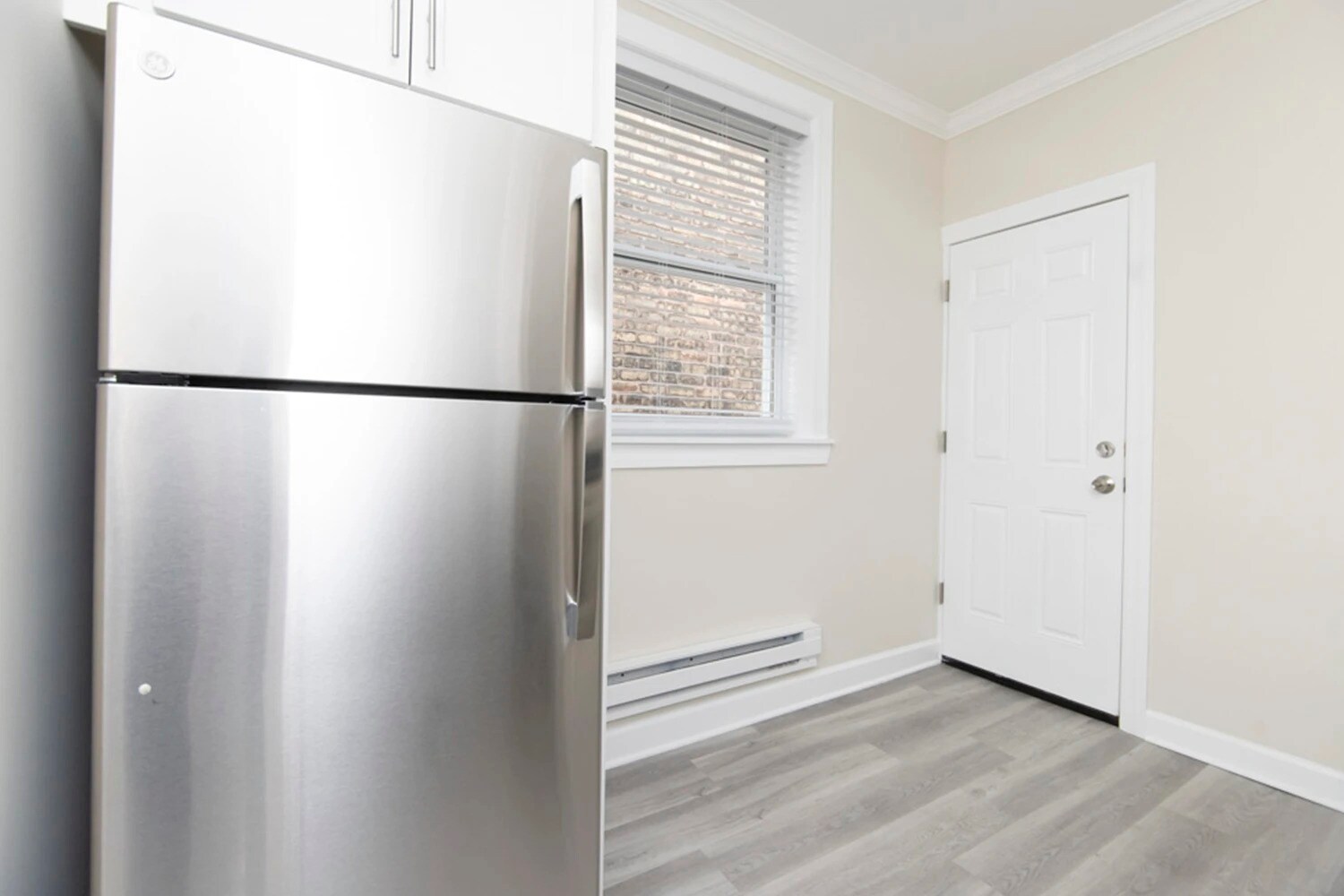 Building Photo - 655 W Roscoe St