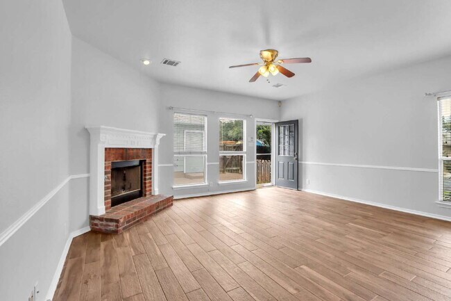 Building Photo - "Spacious 6-Bedroom Haven with 4 Full Baths and Hot Tub!"