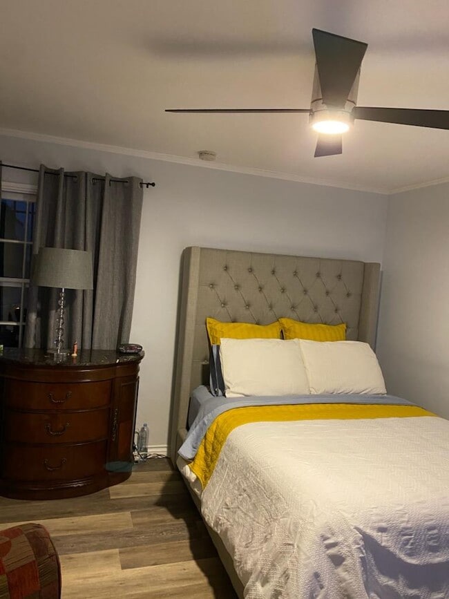 bedroom - 116 1/2 S Kenmore Ave