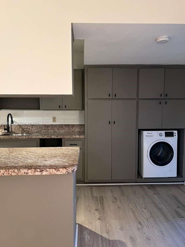 Building Photo - 1100 NE 9th Ave