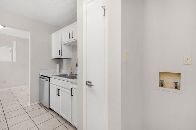 Building Photo - Freshly Updated Gulf Breeze Gem with New Appliances!