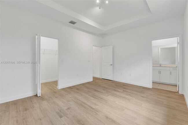 Building Photo - 582 NE 207th St