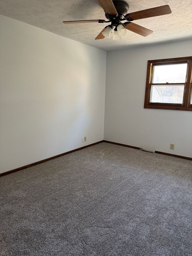 Building Photo - Large 3BR/3BA Home Near Linden Park!