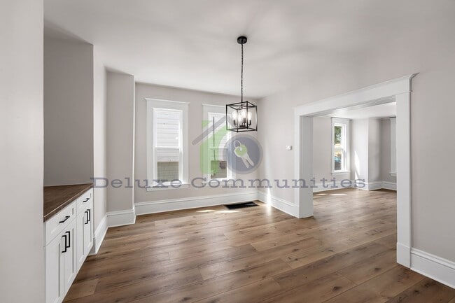 Building Photo - 606 Lafayette Ave NE