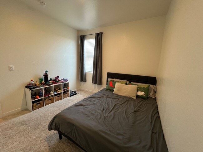 Building Photo - Three bedrooms and two bathrooms in Hanford, CA