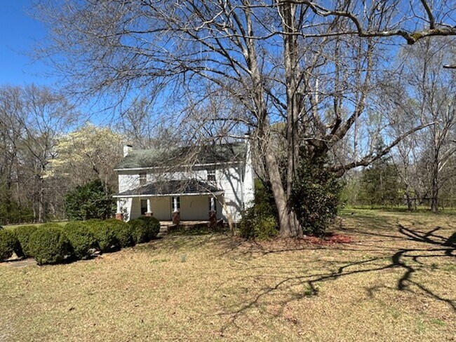 Building Photo - Farmhouse on 5 acres in Northern Greenville County with room for 2 horses and small farm animals!