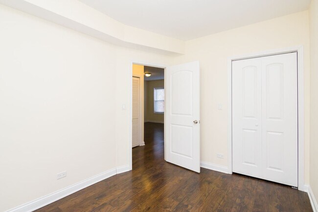 Building Photo - 4715 W Cornelia Ave