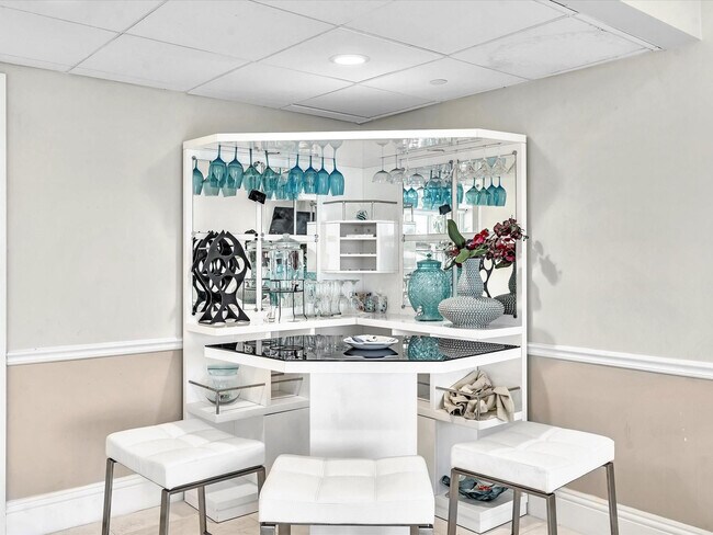 Building Photo - 1150 Hillsboro Mile