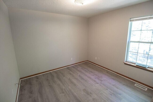 Building Photo - 1316 Valley Creek Ln