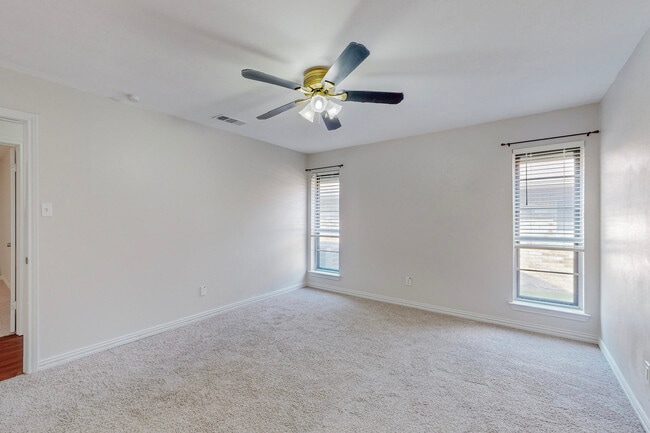 Building Photo - 2116 Northmoor Dr