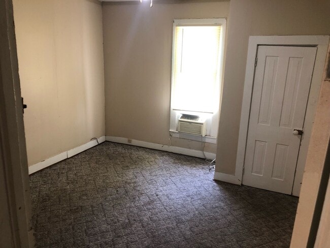 Building Photo - $875 - 2 bed 1 bath - Single Family Home
