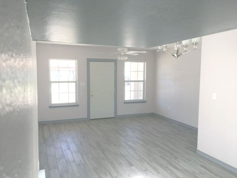 Livingroom - 2809 Melanie Dr