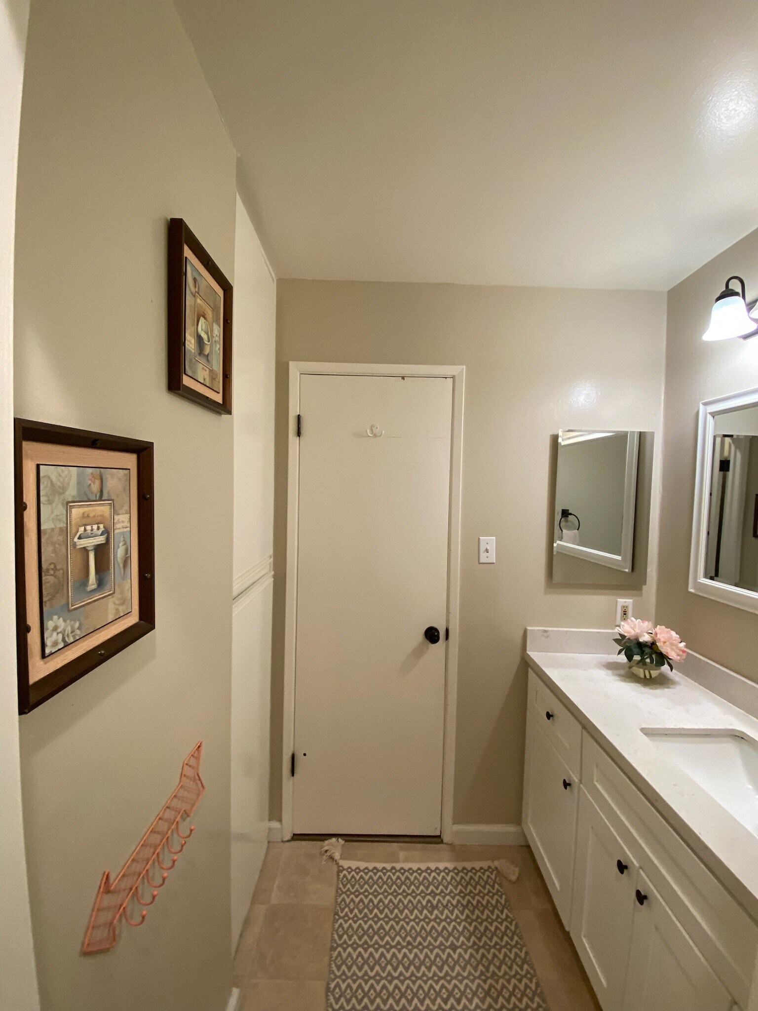 Building Photo - 5484 Roundtree Dr