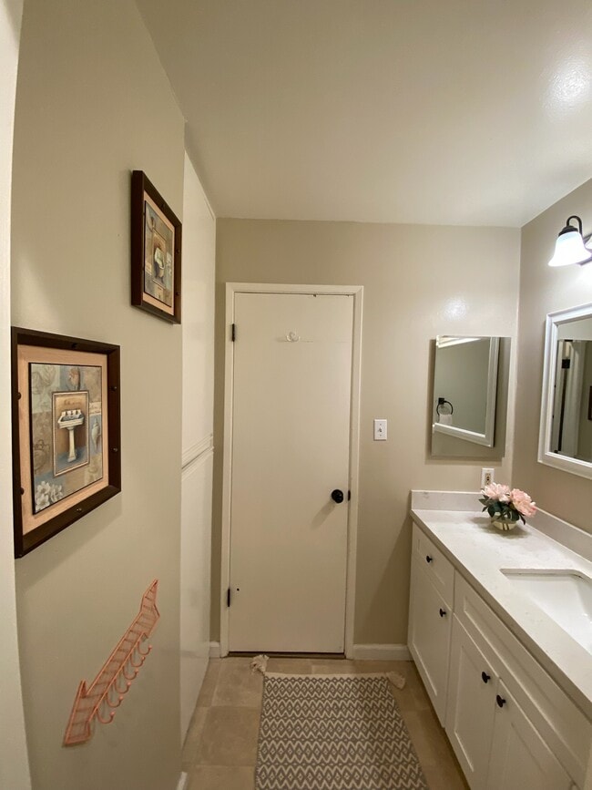 Building Photo - 5484 Roundtree Dr