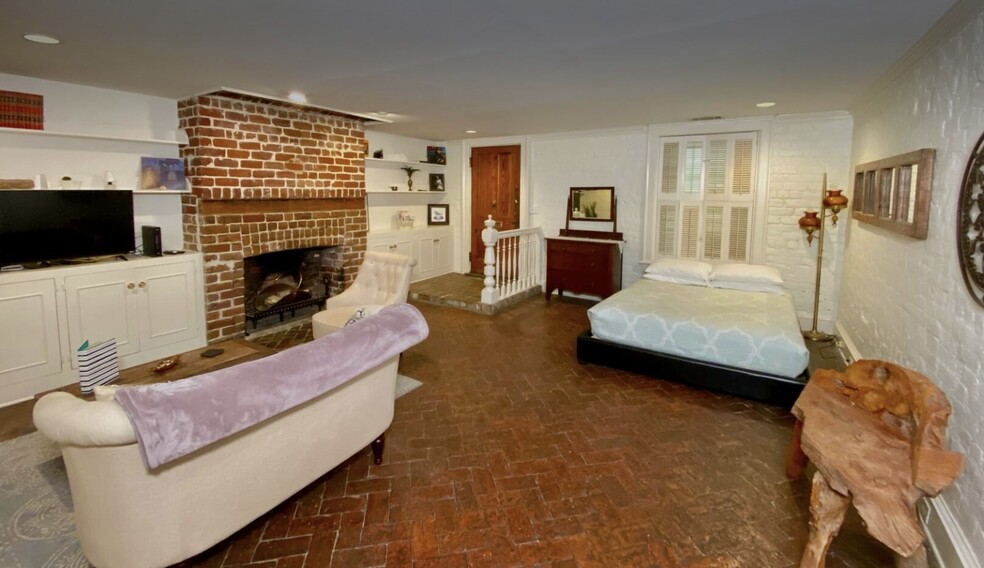 Front parlor/Entry - 207 W Jones St