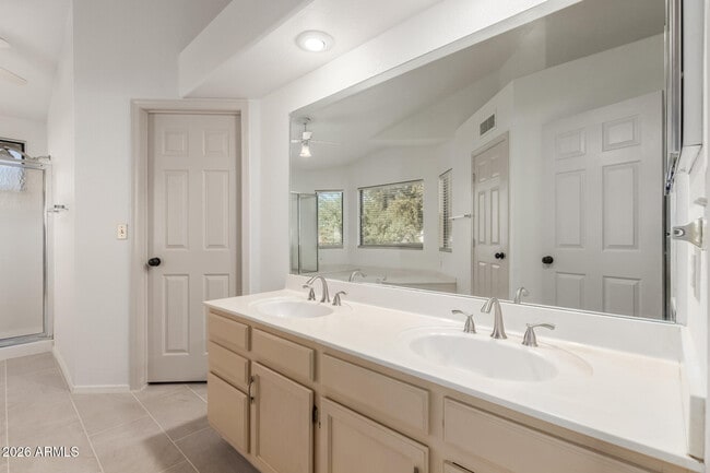 Building Photo - 4334 W Behrend Dr