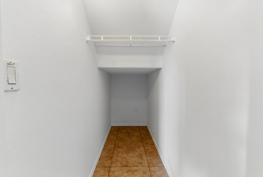 Building Photo - 11546 W Schleifer Dr