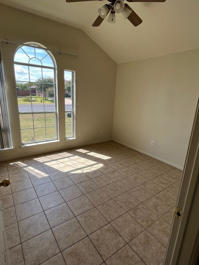 Building Photo - Beautiful Home in Great Location