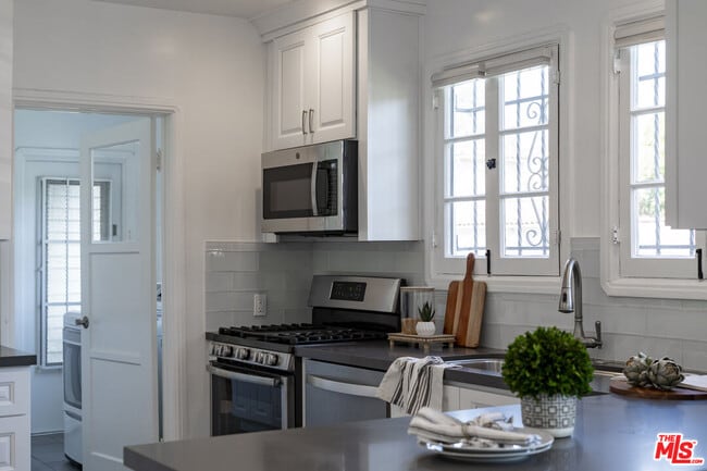 Building Photo - 203 S Detroit St