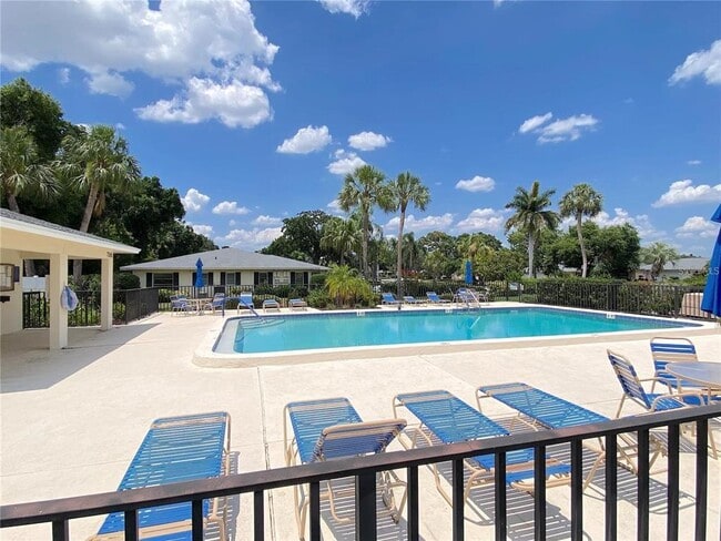 Building Photo - 7041 W Country Club Dr N