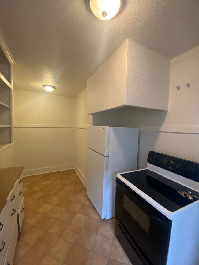 Building Photo - L205