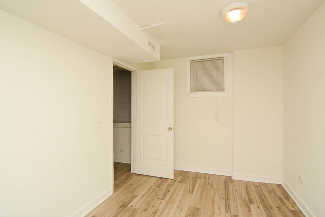 Building Photo - 1160 N La Salle Dr