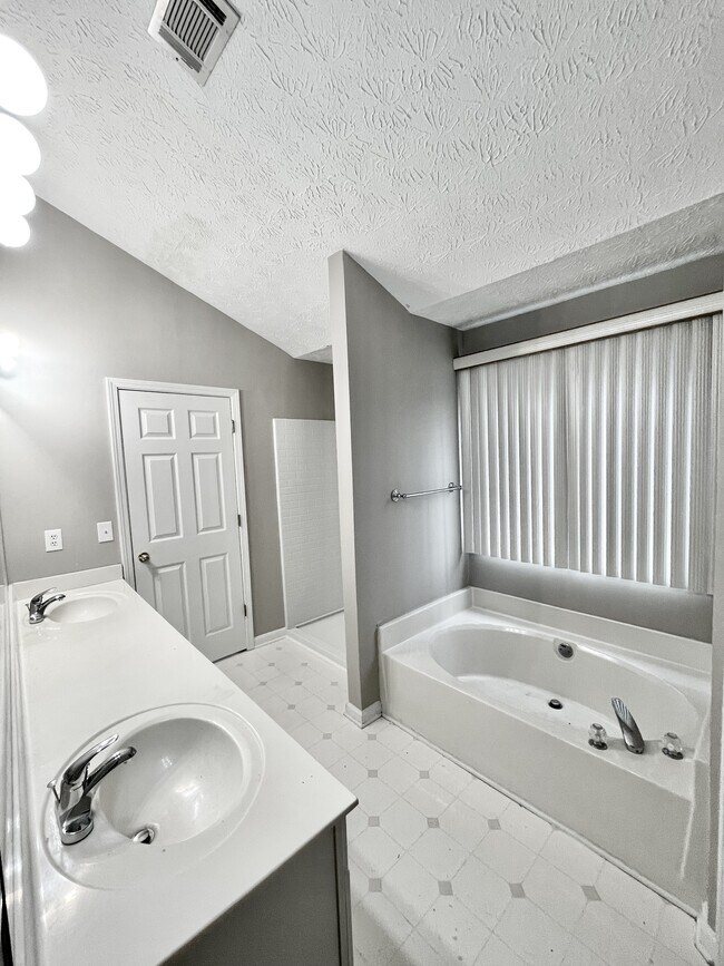 Building Photo - 2452 Insdale Trce NW