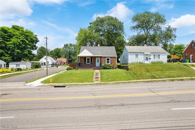 Building Photo - 203 Robinson Ave