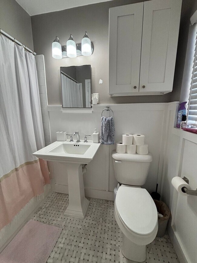 Building Photo - R1026 University Heights