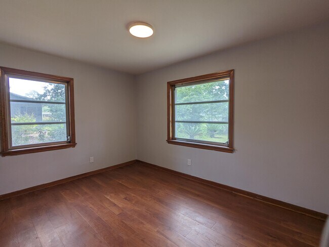 Building Photo - 165 E Toombs Ave