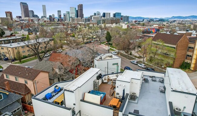 Building Photo - 2870 Tremont Pl